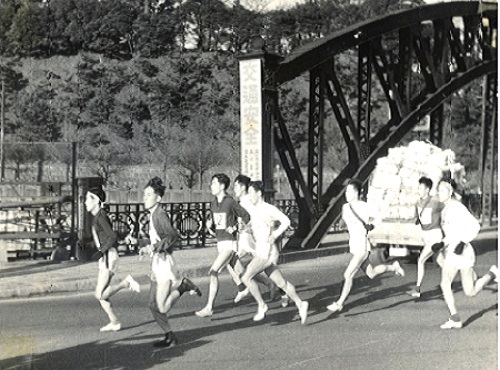 八ッ山橋をトップで走る堀越選手
