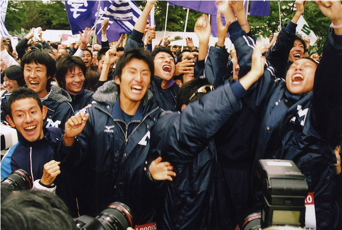 喜びに湧き上がる明大選手たち